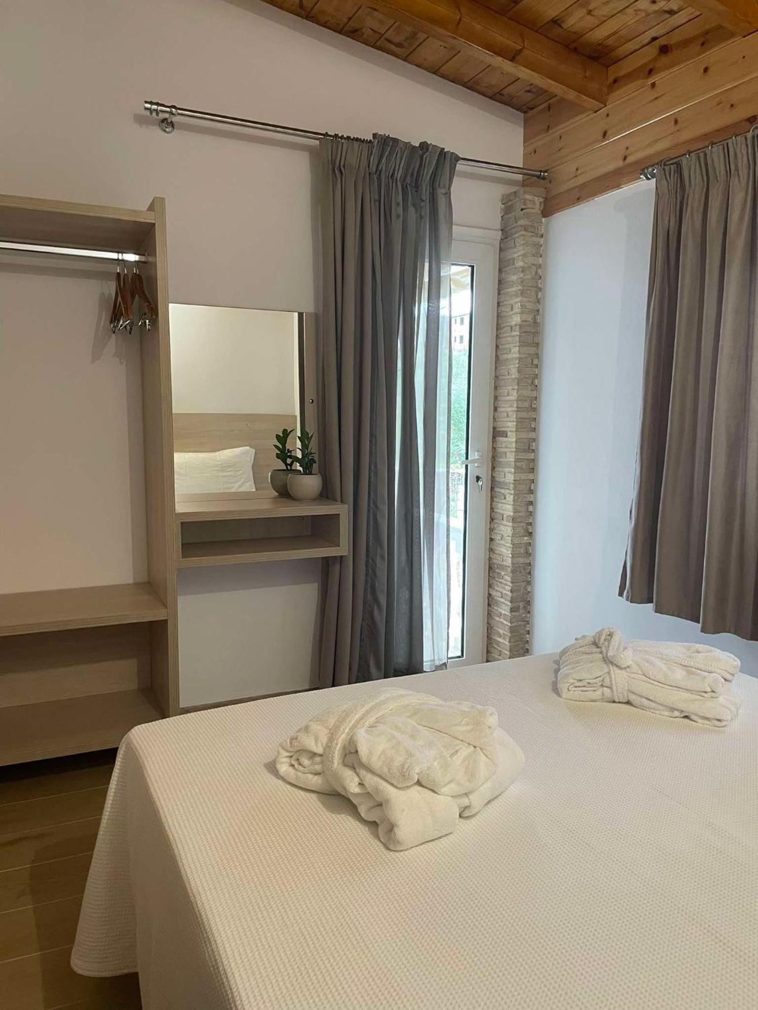 Milos Apartments Himare Ngoại thất bức ảnh